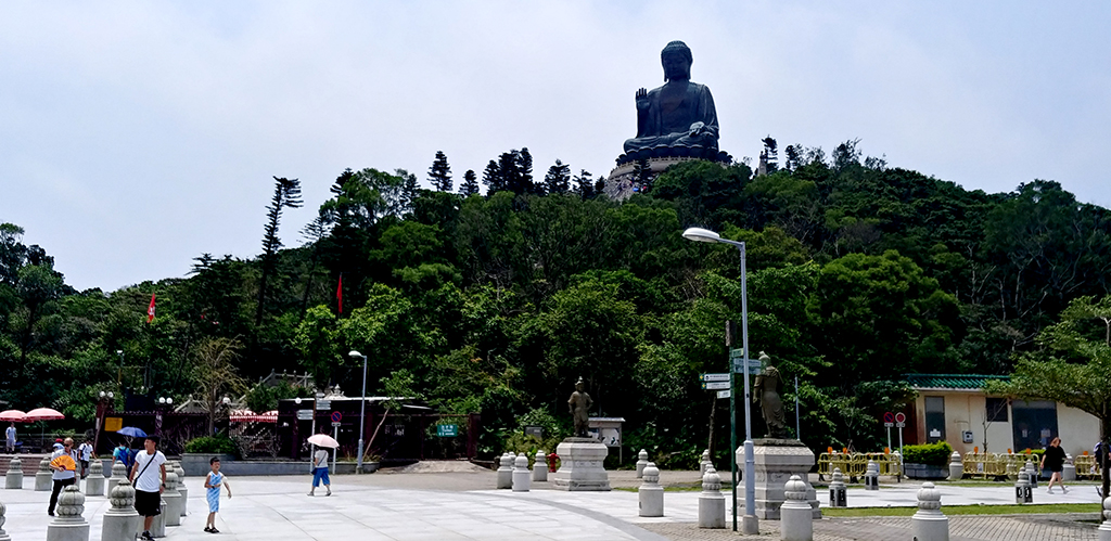 세계에서 두 번째로 큰 야외 부처 동상인 천단대불.