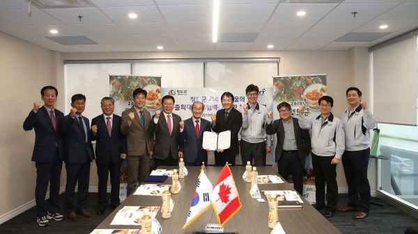이승율 군수, 청도군 공무원들과 KOREA FOOD 관계자들이 청도지역 농특산물의 수출을 약속하고 있다.　