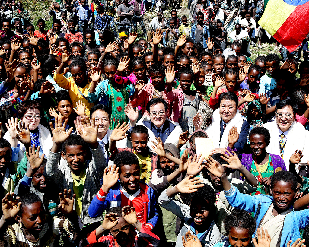 2017년 에티오피아 티그리아주를 찾은 칠곡군 방문단을 환영하는 에티오피아 주민들. /칠곡군 제공