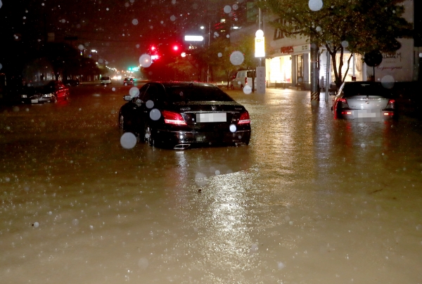 　제18호 태풍 ‘미탁’이 대구와 경북을 관통하면서 기록적인 폭우가 내린 3일 새벽 포항시 북구 장성동 왕복 6차선 도로가 물에 잠기면서 차량 침수 피해가 속출했다. /이용선기자 photokid@kbmaeil.com