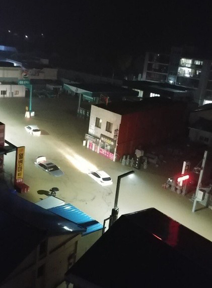 18호 태풍 '미탁' 영향으로 많은 비가 내린 2일 경북 울진군 울진읍내 일부 도로가 침수돼 있다. /독자 제공.