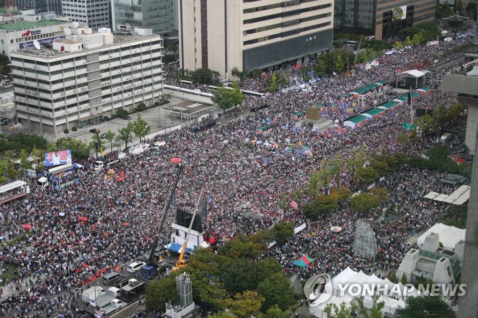 3일 오후 서울 정부서울청사에서 바라본 광화문광장 주변이 자유한국당 관계자와 범보수단체 등이 각각 개최한 집회로 시민들이 가득 차 있다.