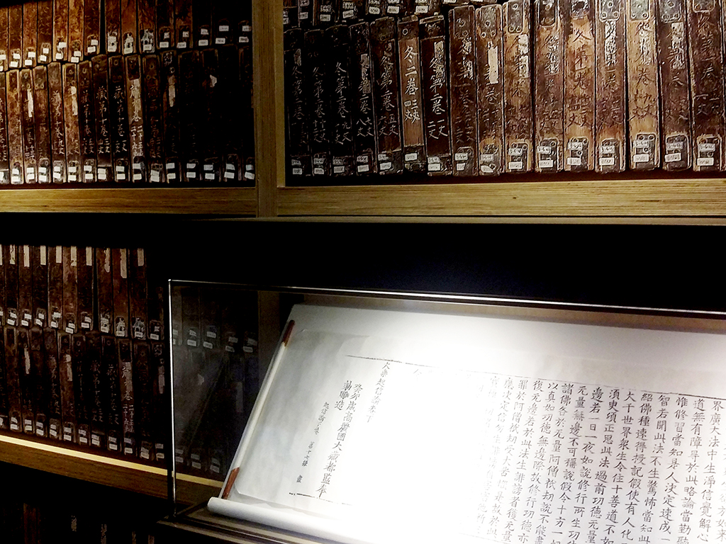 삼성현 역사문화관에 전시된 책들.