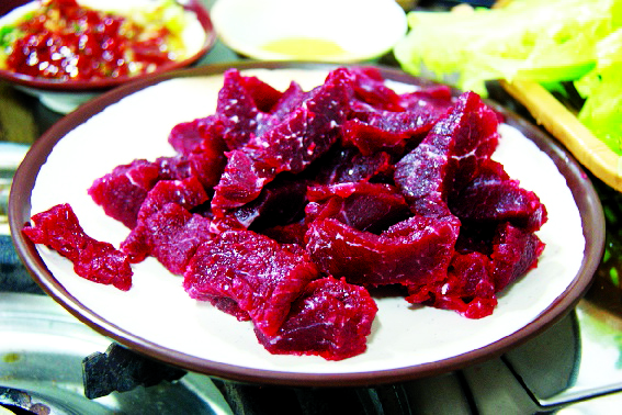 ‘남산식육식당’의 뭉티기 고기. 이 집은 자투리 고기가 많이 들어간 된장찌개도 강추다.
