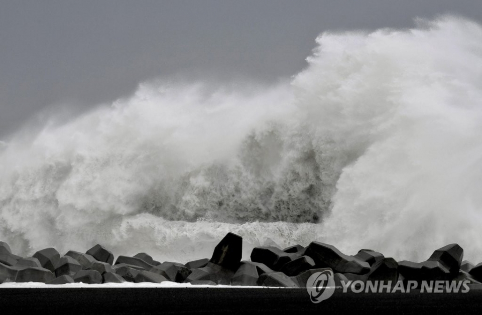 12일 제19호 태풍 하비기스가 일본에 접근하고 있는 가운데 일본 시즈오카(靜岡)시 해안가에 큰 파도가 부딪치고 있다.