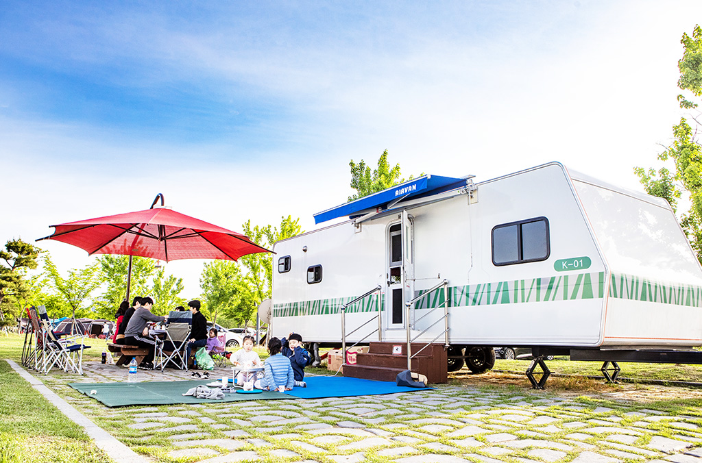 도심 속 캠핑을 즐길 수 있는 낙동강 캠핑장.