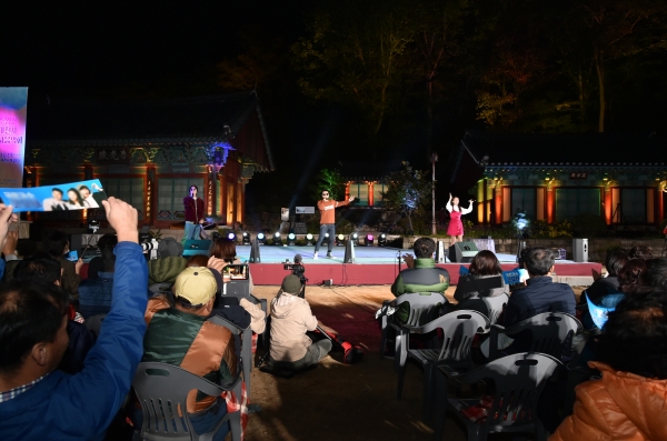 청송의 빛과 음악의 만남의 공연으로 국립공원 주왕산 대전사에서는 산사음악회가 열렸다.