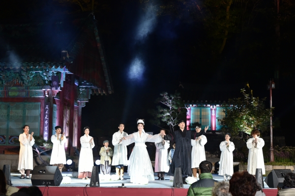 청송의 빛과 만남의 공연이 주왕산 대전사 일원에서 열린 가운데 미디어 가무극이 함께 펼쳐졌다.