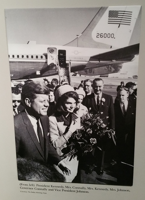수많은 텍사스 주민들의 환영을 받으며 러브필드 공항을 방문한 케네디 대통령 부부.