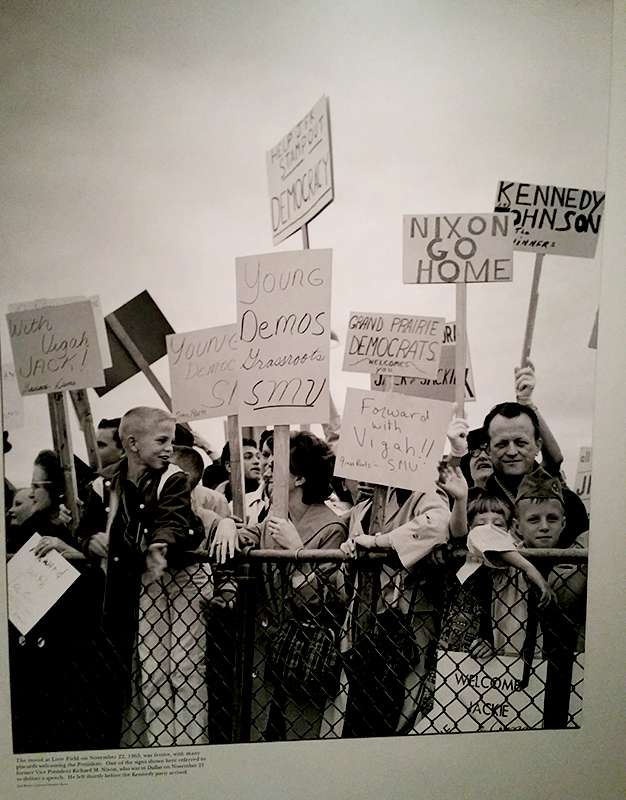 케네디 대통령을 보기 위해 댈러스 러브필드 공항으로 몰려든 인파들.