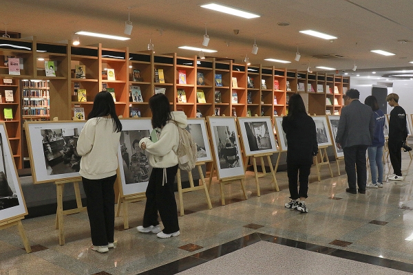 경일대 중앙도서관 2층에서 전시 중인 작품을 학생들이 관람하고 있다.
