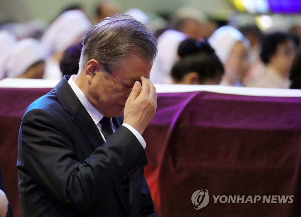 문재인 대통령이 31일 오전 부산 남천성당에서 모친 고 강한옥 여사 장례미사에 참석해 성호를 긋고 있다.