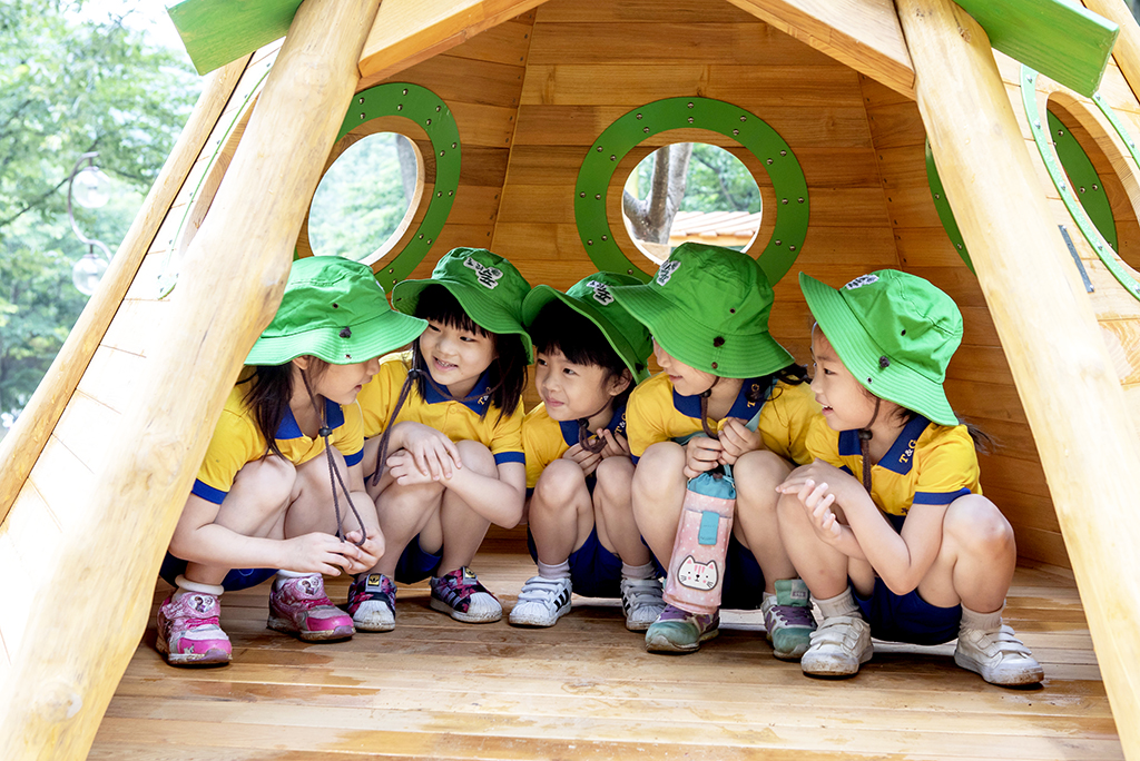 천생산성 유아숲의 어린이 체험객들.