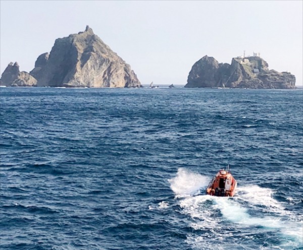 해양경찰이 1일 독도 인근 바다에서 추락 헬기에 탑승한 실종자들을 수색하고 있다.