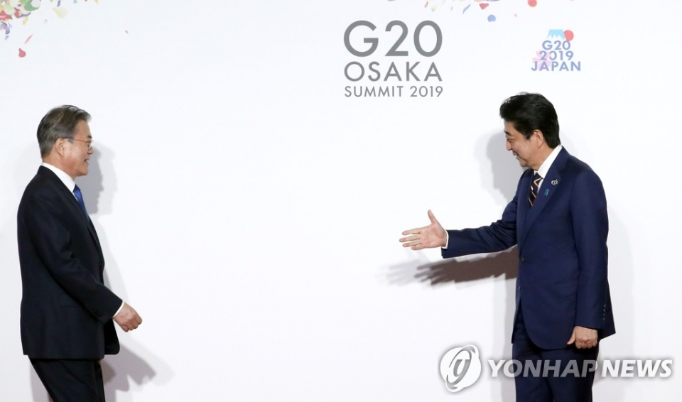 문재인 대통령이 지난 6월 28일 오사카에서 열린 G20 정상회의 공식환영식에서 의장국인 일본 아베 신조 총리와 인사하고 있다.