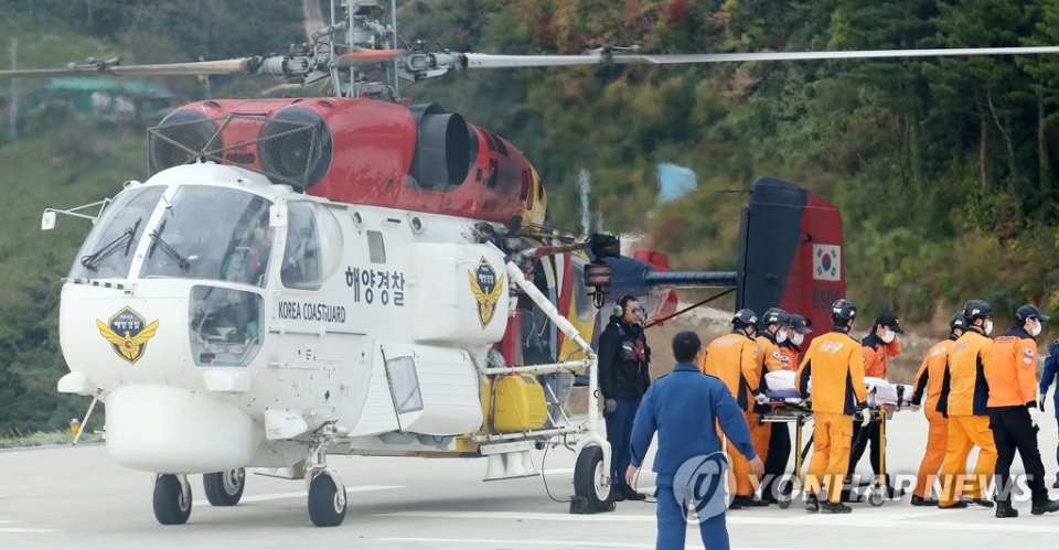 지난달 31일 응급환자를 이송하다 독도 인근 해상에 추락한 소방헬기의 탑승원 시신이 3일 오전 경북 울릉군 해군 118 전대에 도착하고 있다.