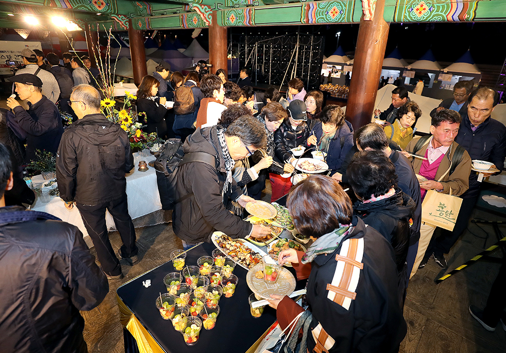 포항 구룡포 과메기 홍보행사에 참가한 언론인, 파워블로거, 서울 시민들이 다양한 과메기 요리를 맛보고 있다.