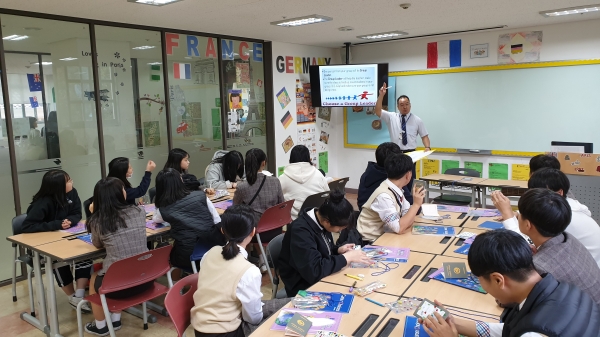 청도군이 지역 중학생의 영어실력을 높이기 위해 지원하고 있는 대구경북영어마을 영어체험학습의 한 장면.