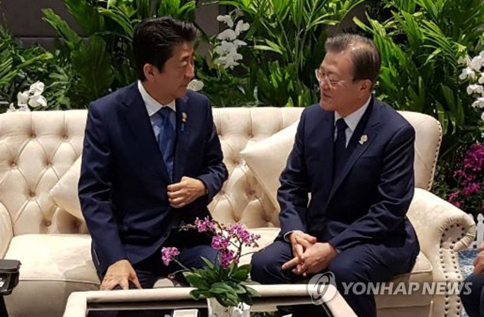 문재인 대통령과 아베 신조 일본 총리가 4일 오전(현지시간) 방콕 임팩트포럼에서 아세안+3 정상회의 전 환담을 하고 있다.