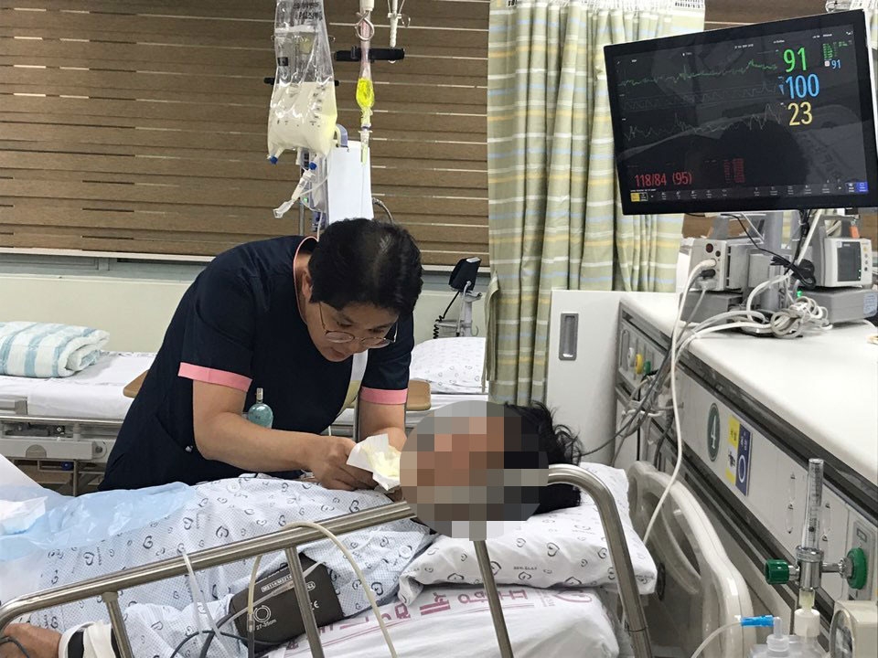 포항세명기독병원 중환자실 수간호사로 일하고 있는 문정욱(38)씨가 환자의 상태를 살펴보고 있다.  /이바름기자