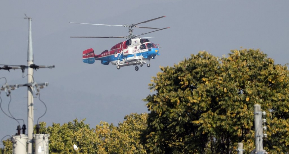 6일 오전 대구 공군기지에서 독도 인근 해상 추락 헬기 탑승원의 시신을 옮기는 소방헬기가 도착하고 있다.