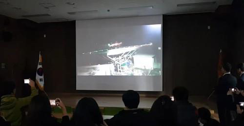 6일 오전 대구시 달성군 강서소방서에서 지난달 31일 독도 인근에 추락한 소방헬기 탑승원의 가족들이 KBS가 촬영한 사고 전 헬기의 모습을 담은 원본 영상을 보고 있다.
