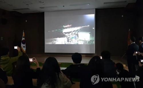 6일 오전 대구시 달성군 강서소방서에서 지난달 31일 독도 인근에 추락한 소방헬기 탑승원 가족들이 KBS가 촬영한 사고 전 헬기 모습을 담은 원본 영상을 보고 있다.