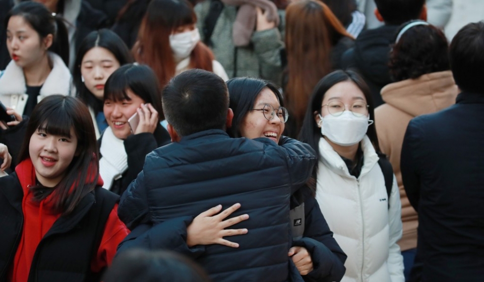 14일 오후 서울 종로구 덕성여자고등학교 앞에서 2020학년도 대학수학능력시험을 마친 수험생이 고사장 문을 나서며 가족과 포옹하고 있다.