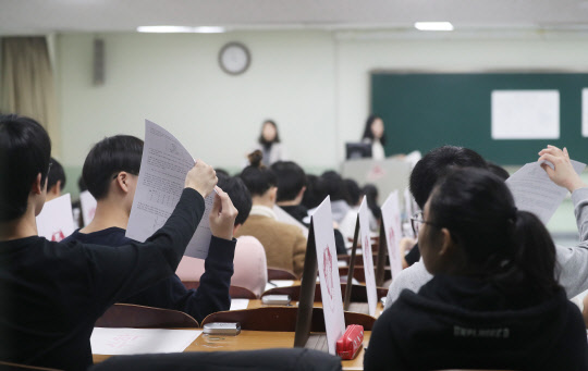 16일 서울 동대문구 경희대학교에서 수험생들이 2020학년도 수시 논술시험 시작을 기다리고 있다.