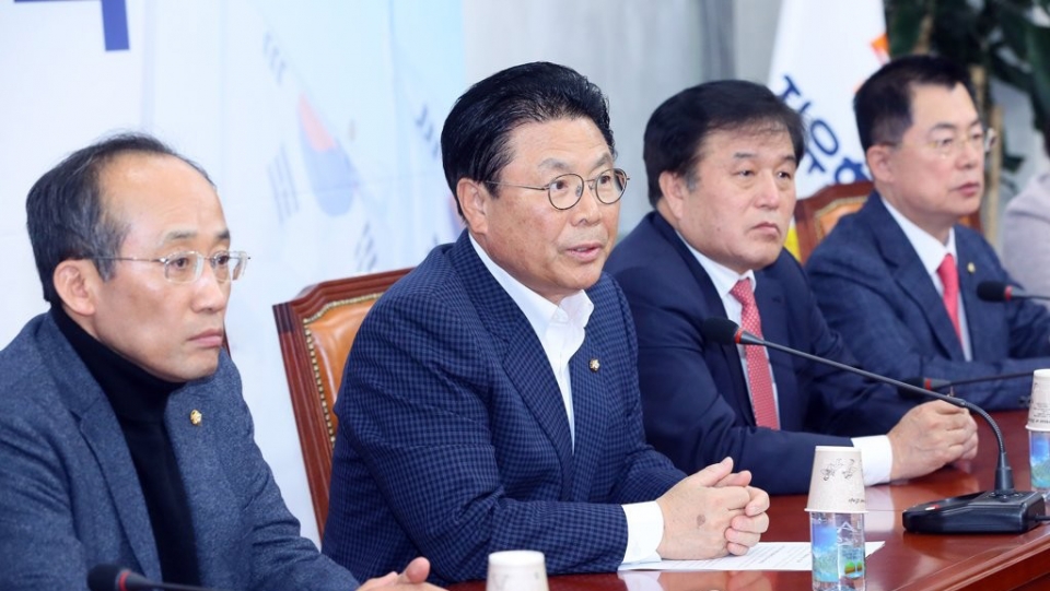 자유한국당 총선기획단장인 박맹우 사무총장(왼쪽 두번째)이 21일 국회에서 열린 전략회의에서 발언하고 있다.