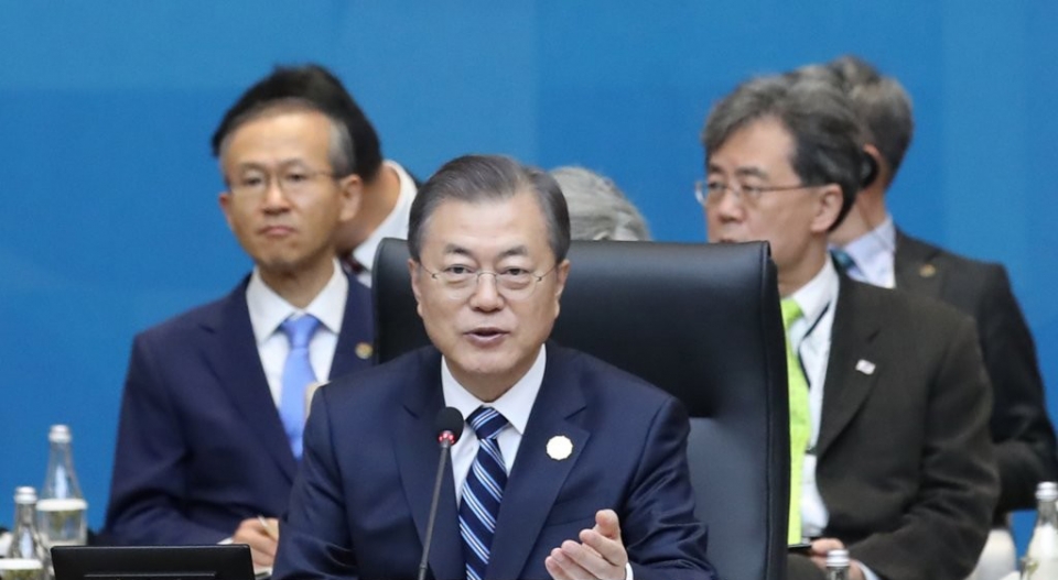 문재인 대통령이 26일 부산 벡스코 컨벤션홀에서 열린 2019 한-아세안 특별 정상회의 제1세션에 참석해 발언하고 있다.