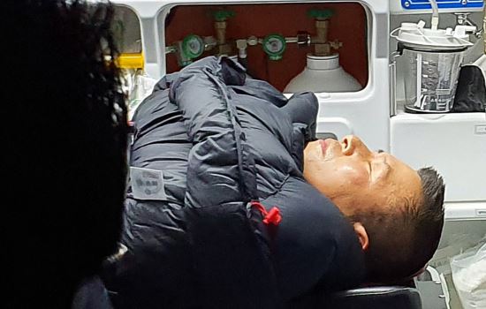 청와대 앞에서 8일째 단식하던 자유한국당 황교안 대표가 27일 밤 응급실로 이송되고 있다.