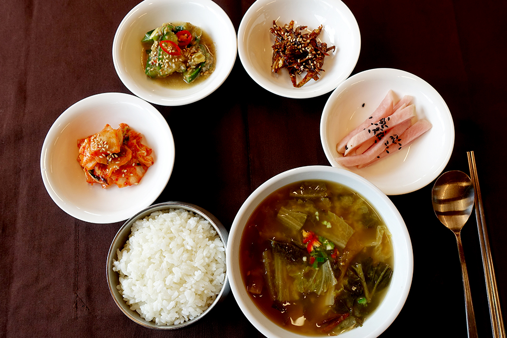 배추 우거지 등으로 만든 밥상. 소박하지만 한국의 일상적인 밥상이다.