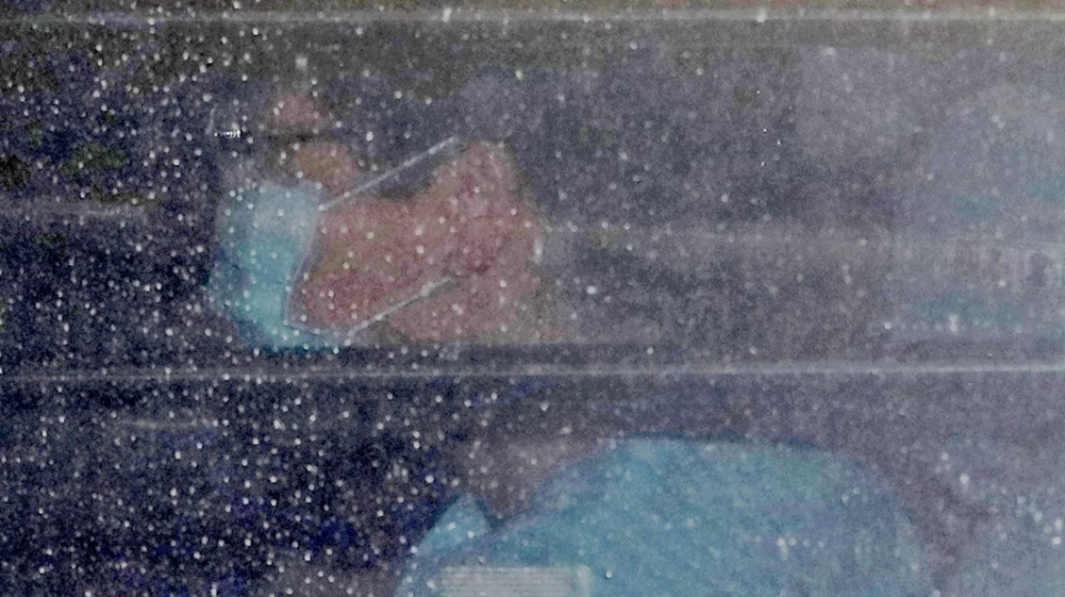 박근혜 전 대통령이 3일 오후 서울 서초구 가톨릭대학교 서울성모병원에서 퇴원해 주차장을 빠져나오고 있다.