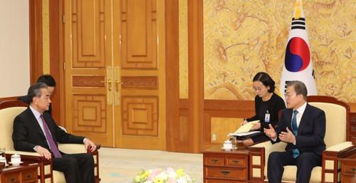 문재인 대통령이 5일 오후 청와대에서 예방한 왕이(王毅) 중국 외교담당 국무위원 겸 외교부장을 접견하고 있다.