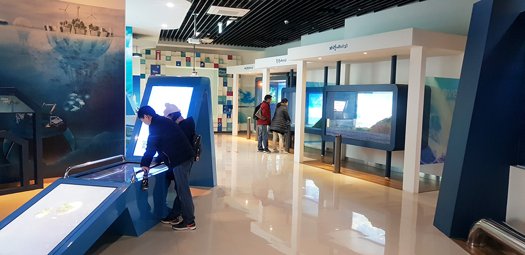 지난 1일 국립등대박물관을 방문한 관람객이 선박 운항 시뮬레이션게임을 신나게 즐기고 있다.