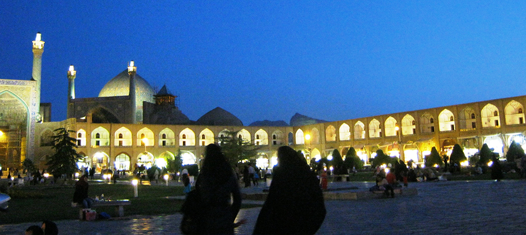 밤의 장막이 드리워진 이맘광장.