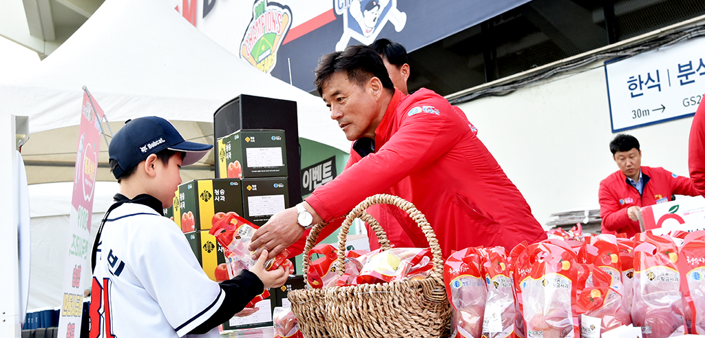 윤경희 청송군수가 지난 10일 프로야구 한국시리즈 개막전에 참석, 관람객들에게 황금사과를 나눠주며 홍보하고 있다.