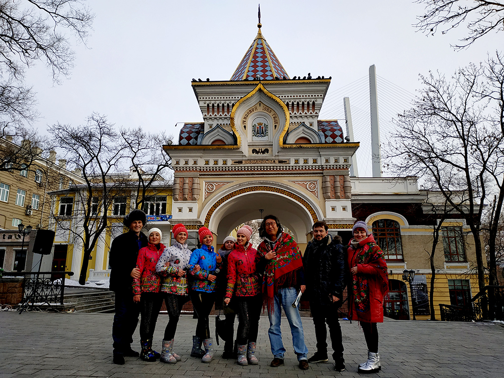 니콜라이 2세 개선문 인근 공원에서 흥겨운 춤과 노래를 보여준 러시아 사람들.