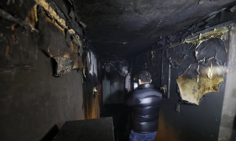 22일 오전 광주 북구 두암동의 한 모텔에서 불이 나 20여명의 사상자가 발생했다. 사진은 화재 진화 후 모텔 내부의 모습.