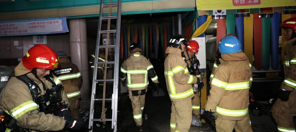 22일 오전 광주 북구 두암동의 한 모텔에서 불이 나 20여명의 사상자가 발생했다. 사진은 화재 진화 후 인명을 수색하는 119 구조대원들의 모습.