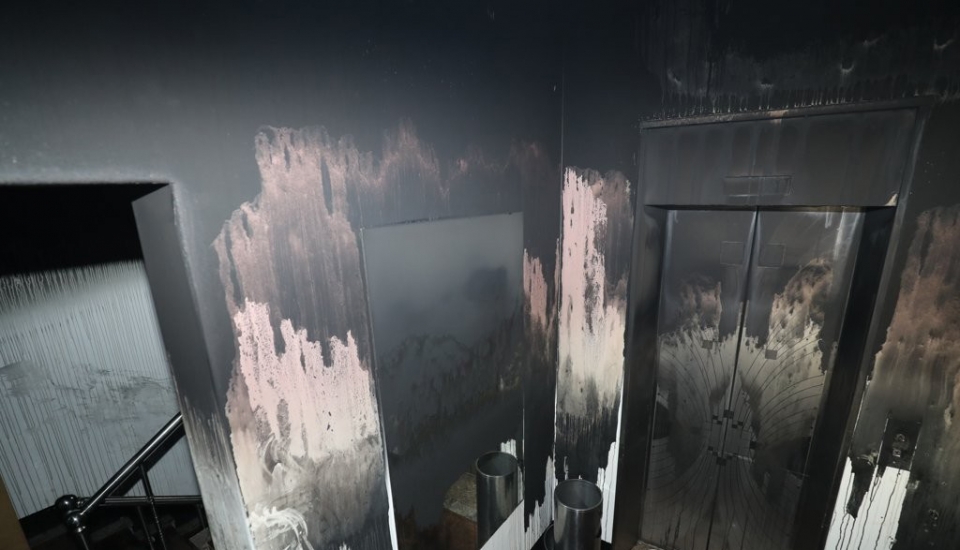 22일 오전 광주 북구 두암동의 한 모텔에서 불이 나 수십여명의 사상자가 발생했다. 사진은 화재로 검게 그을린 모텔 엘리베이터의 모습.