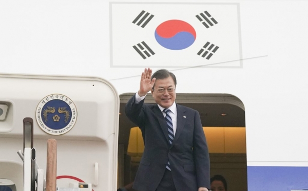 중국에서 열리는 한중일 정상회의에 참석하는 문재인 대통령이 23일 오전 서울공항 공군1호기에서 환송인사들에게 손을 흔들고 있다.