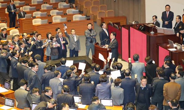 자유한국당 의원들이 23일 오후 국회 본회의에서 문희상 국회의장 사퇴를 요구하고 있다.   /연합뉴스