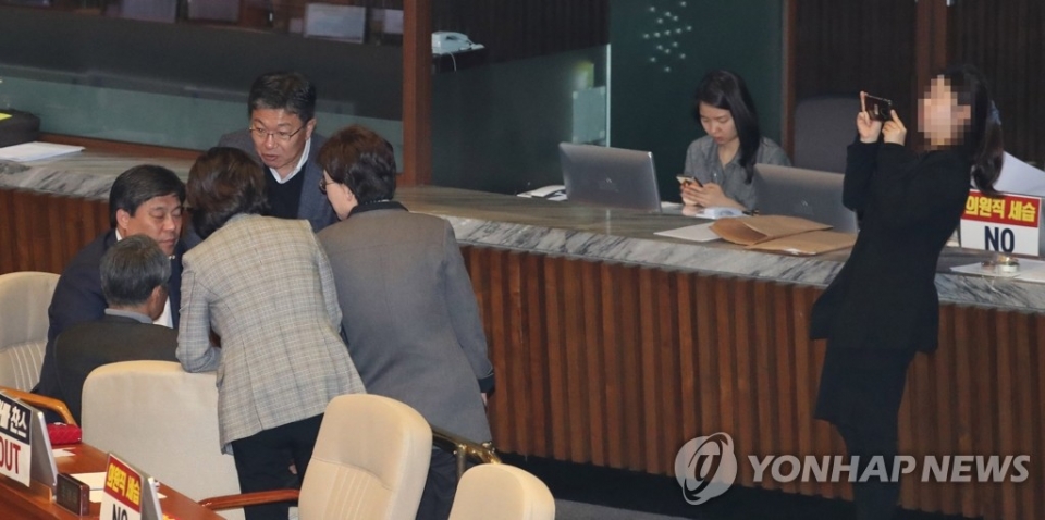 24일 오후 선거법 무제한 토론이 진행중인 국회 본회의장에서 자유한국당 의원들이 이야기를 나누는 모습을 관계자가 촬영하고 있다.