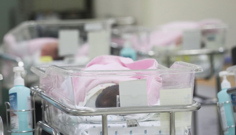 지난 2월 27일 통계청이 발표한 '2018년 인구동향조사 출생ㆍ사망통계 잠정 결과'에 따르면 작년 합계 출산율이 통계 작성 이래 최저치인 0.98명으로 나타났다. 이는 여성이 가임기간(15~49세)에 낳을 것으로 기대되는 평균 출생아 수가 한명도 되지 않는다는 것을 뜻한다. 사진은 서울의 한 병원 신생아실.