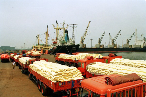 1995년 포항항에서 북한쌀을 수송하는 모습. 사진=포항시 제공