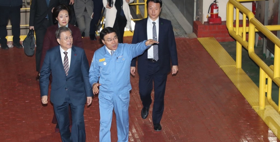 문재인 대통령이 9일 포항 포스코 스마트공장에서 최정우 회장의 안내를 받고 있다.