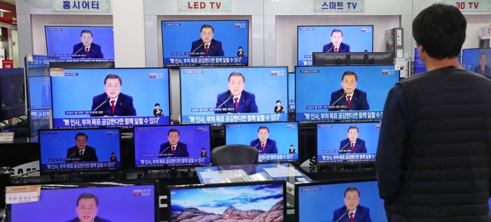 14일 오전 서울 용산구 전자랜드에 전시된 TV에서 문재인 대통령 신년 기자회견이 생중계되고 있다.