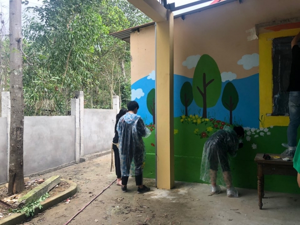 베트남 꽝지성 장애인학교에서 벽화 그리기 봉사활동을 하고 있는 학생들